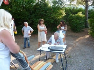 Der Bürgermeister trägt sich ins "Goldene Buch der Globetrotter" ein