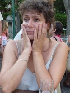 Veronique Reynier, unsere Übersetzerin dürstet nach einem guten Schluck Wein Veronique Reynier, unsere Übersetzerin dürstet nach einem guten Schluck Wein