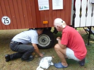 Der Meister von der Renault-Werkstatt tauscht den Radbolzen aus