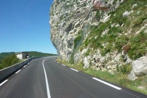 Wer war da so unverschämt und hat den "Hinkelstein" an die Straße gerollt ?