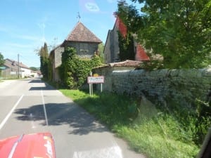 Dorfeingang hoch oben im Juragebirge in Frankreich