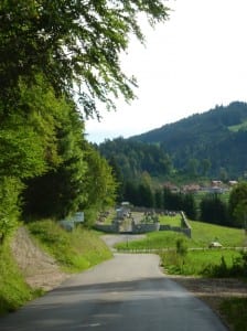 Wer hier bei 11% Gefälle nicht rechtzeitig bremst, landet garantiert auf dem Friedhof Wer hier bei 11% Gefälle nicht rechtzeitig bremst, landet garantiert auf dem Friedhof