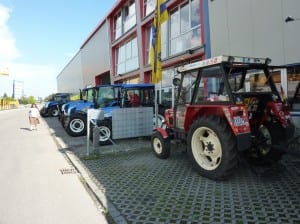 Bunte Auflockerung vor dem Werkstatt-Tor