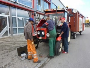 Unsere Abfahrt verzögert sich. Die Frontscheinwerfer bekommen keinen Strom, doch die Mitarbeiter finden eine Lösung Unsere Abfahrt verzögert sich. Die Frontscheinwerfer bekommen keinen Strom, doch die Mitarbeiter finden eine Lösung