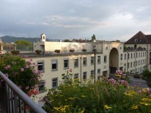 Hinter dem Torbogen verbirgt sich die Innenstadt von Freiburg Hinter dem Torbogen verbirgt sich die Innenstadt von Freiburg