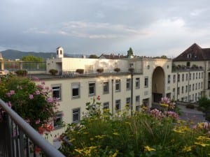 Hinter dem Torbogen verbirgt sich die Innenstadt von Freiburg