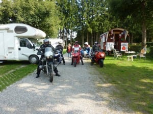 Abfahrt! Die "Moppeds" werden angetreten... Abfahrt! Die "Moppeds" werden angetreten...