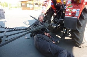 An Karls Porsche-Traktor ist der Anhängerbolzen abgerissen. Karl (liegend) und Bernd schrauben mit vereinten Kräften unsere ungenutzte Hängerkupplung ab An Karls Porsche-Traktor ist der Anhängerbolzen abgerissen. Karl (liegend) und Bernd schrauben mit vereinten Kräften unsere ungenutzte Hängerkupplung ab