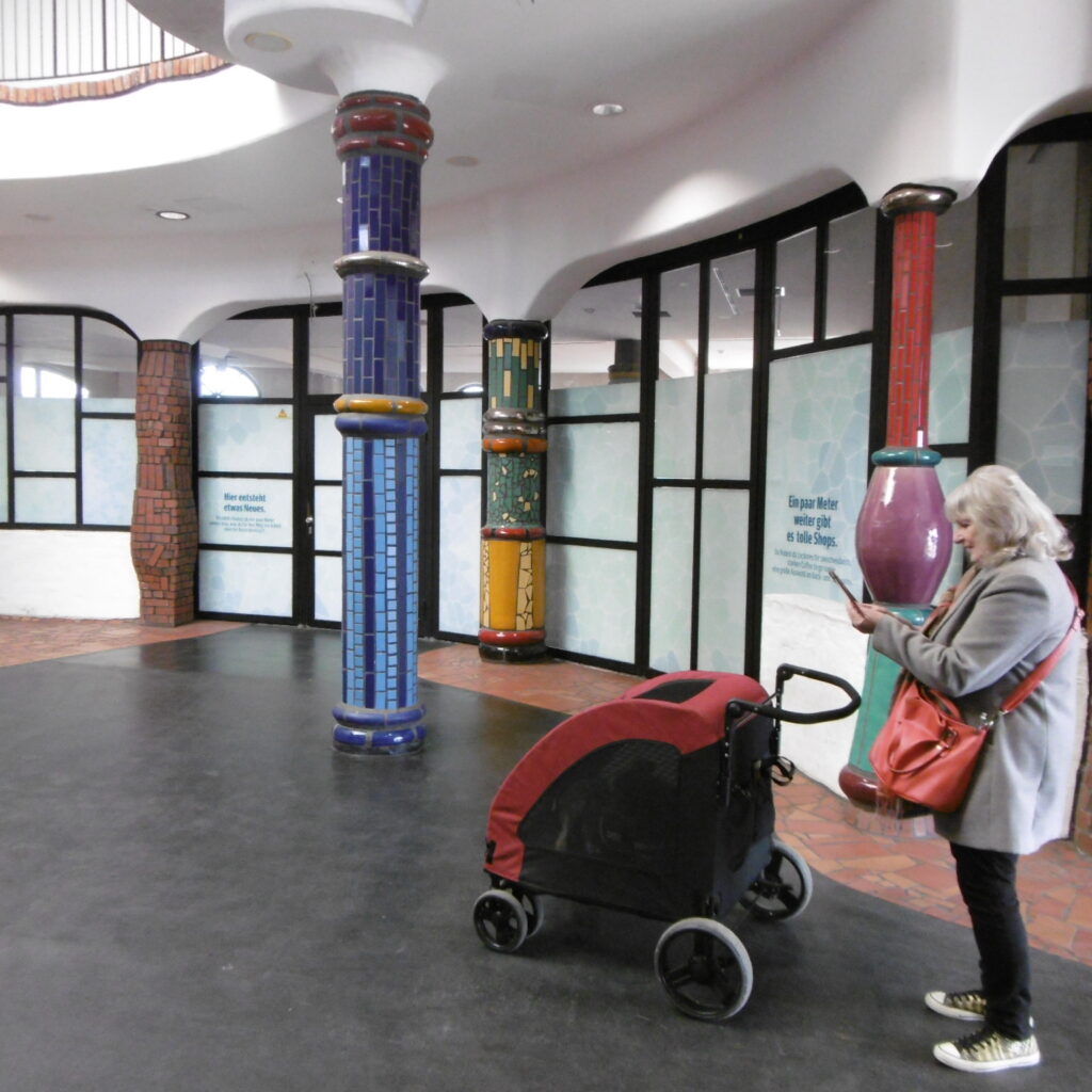 11 Im Bahnhofsgebäude