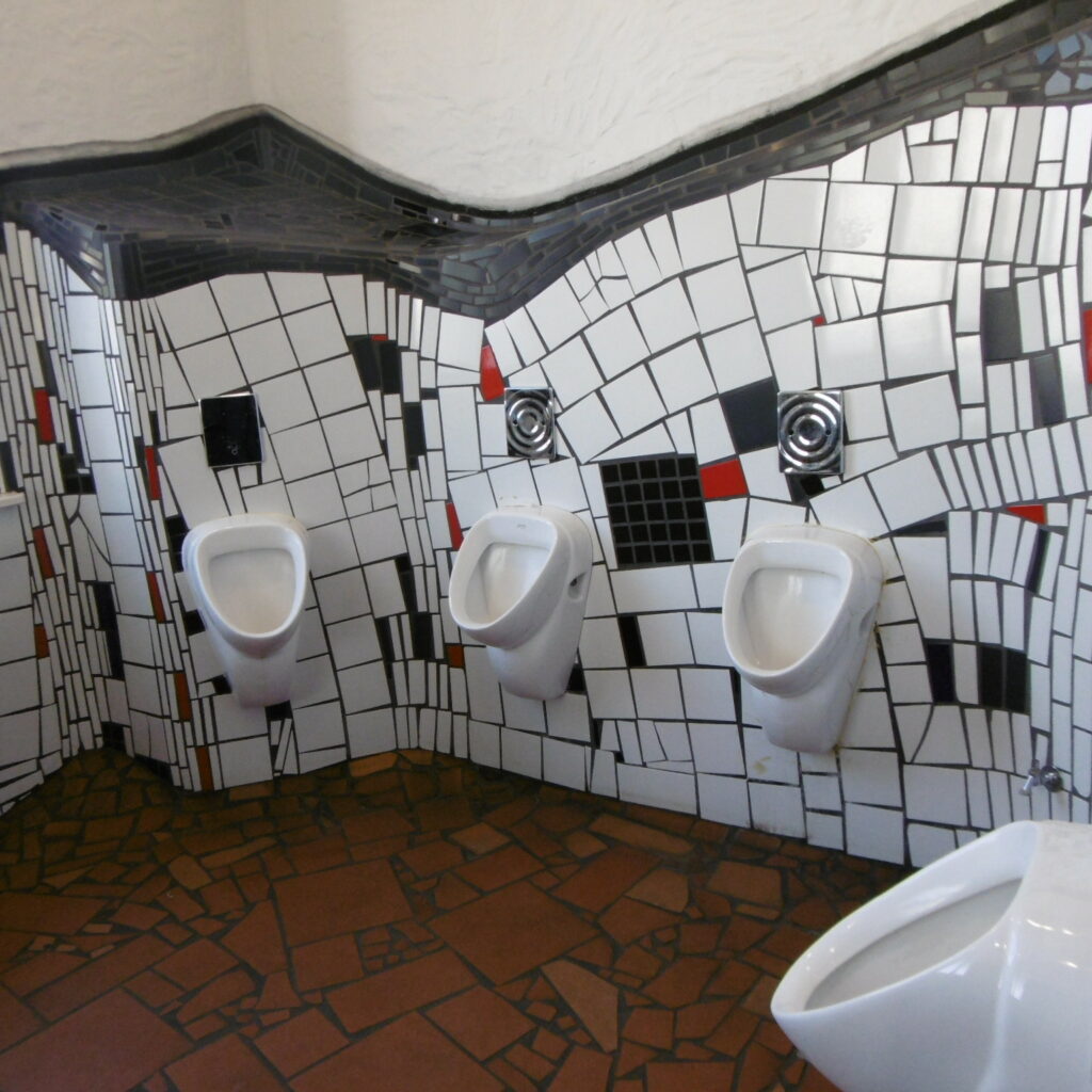 12 Teil der Toilettenanlage