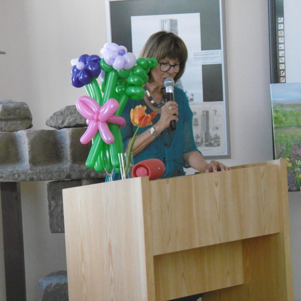 16 Begrüßung der Gäste durch die Ausstellerin