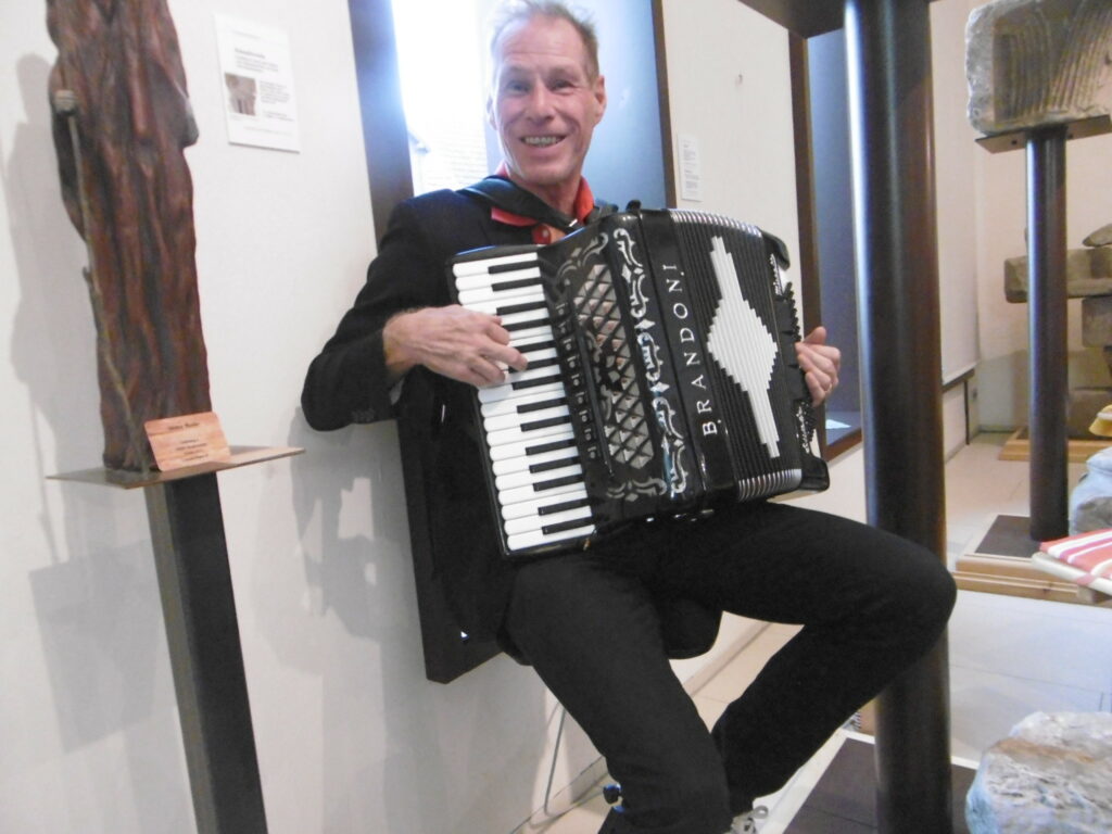 27 unser Akkordeonist und Sänger