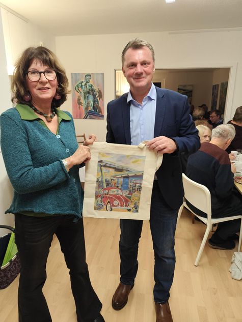 37 Die Vorsitzende überreicht dem Bürgermeister ein ganz besonderes persönliches Geschenk